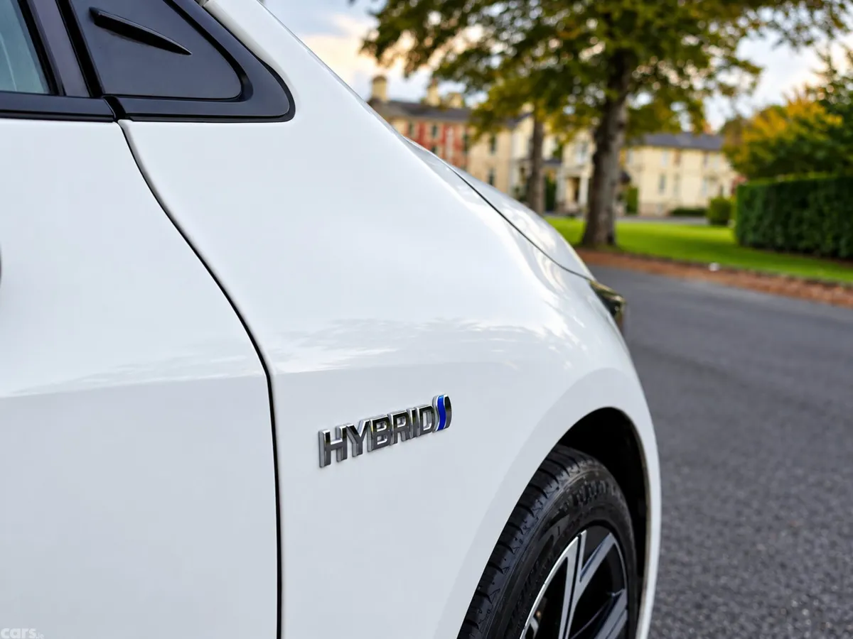 Toyota Corolla Saloon, Petrol Hybrid, 2019, White