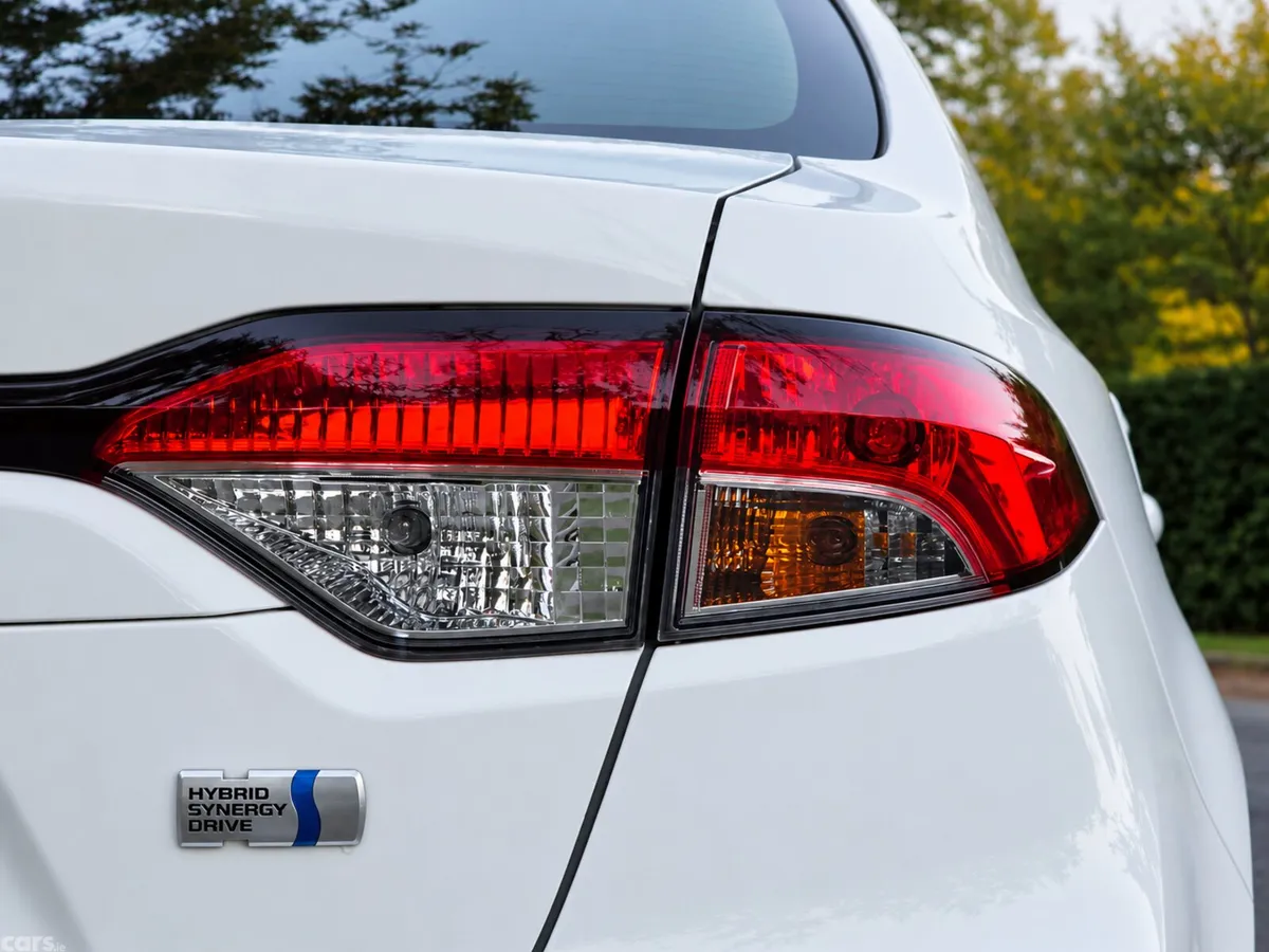 Toyota Corolla Saloon, Petrol Hybrid, 2019, White