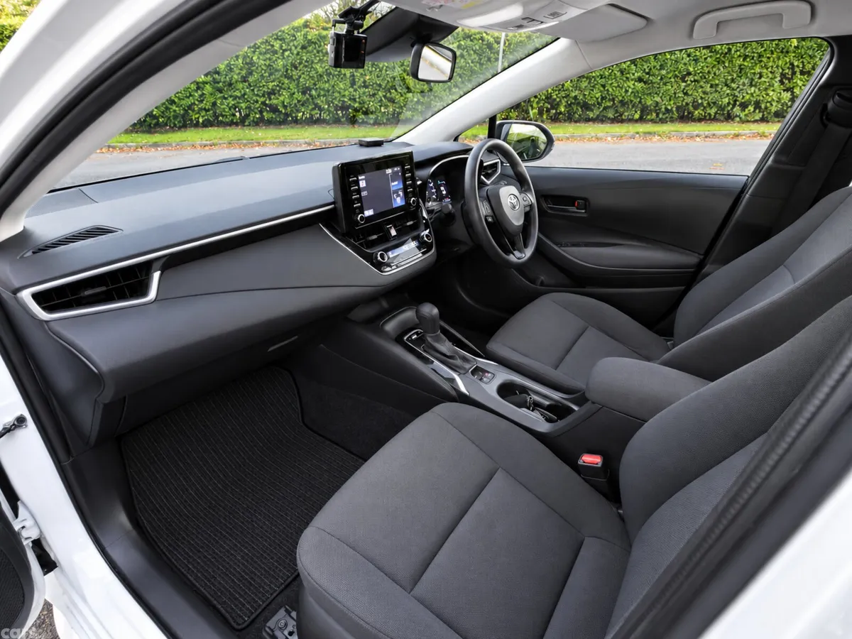 Toyota Corolla Saloon, Petrol Hybrid, 2019, White