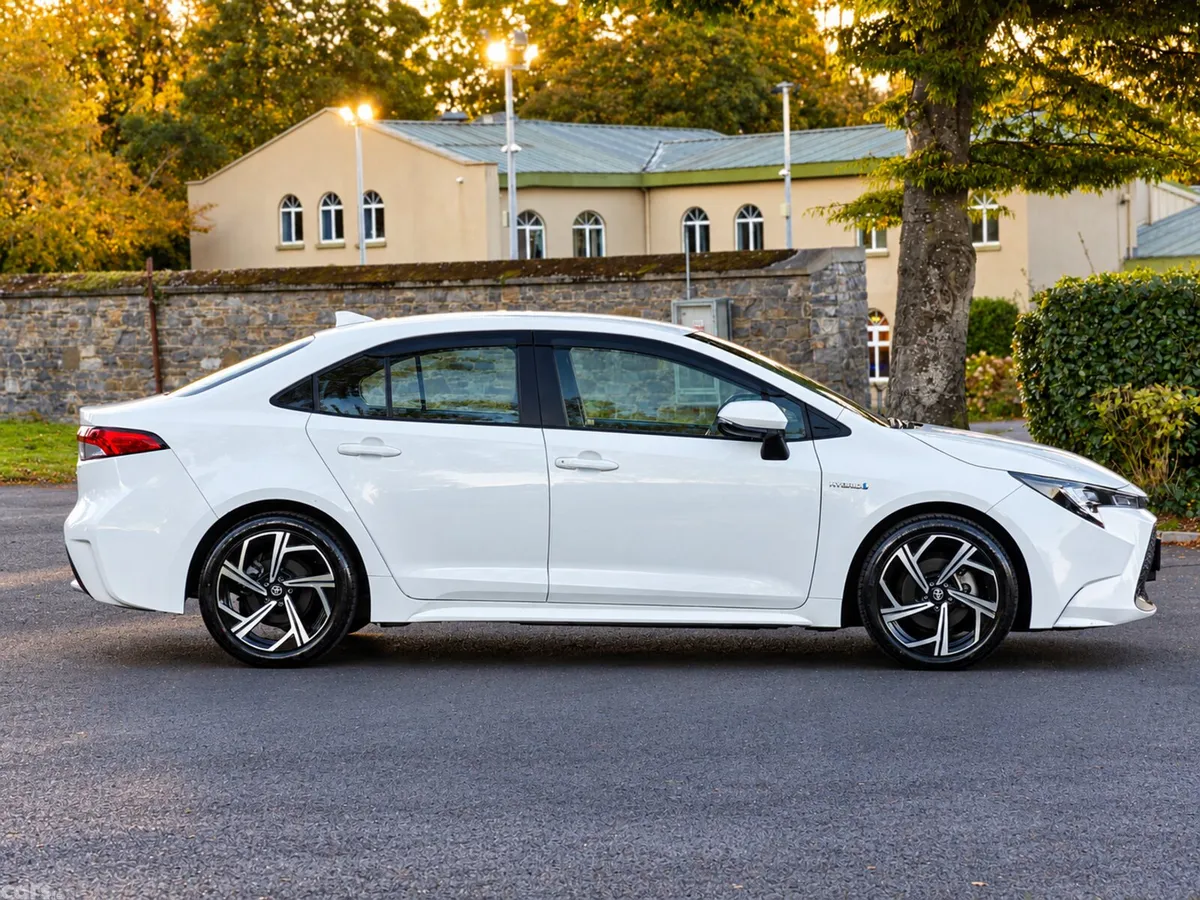 Toyota Corolla Saloon, Petrol Hybrid, 2019, White