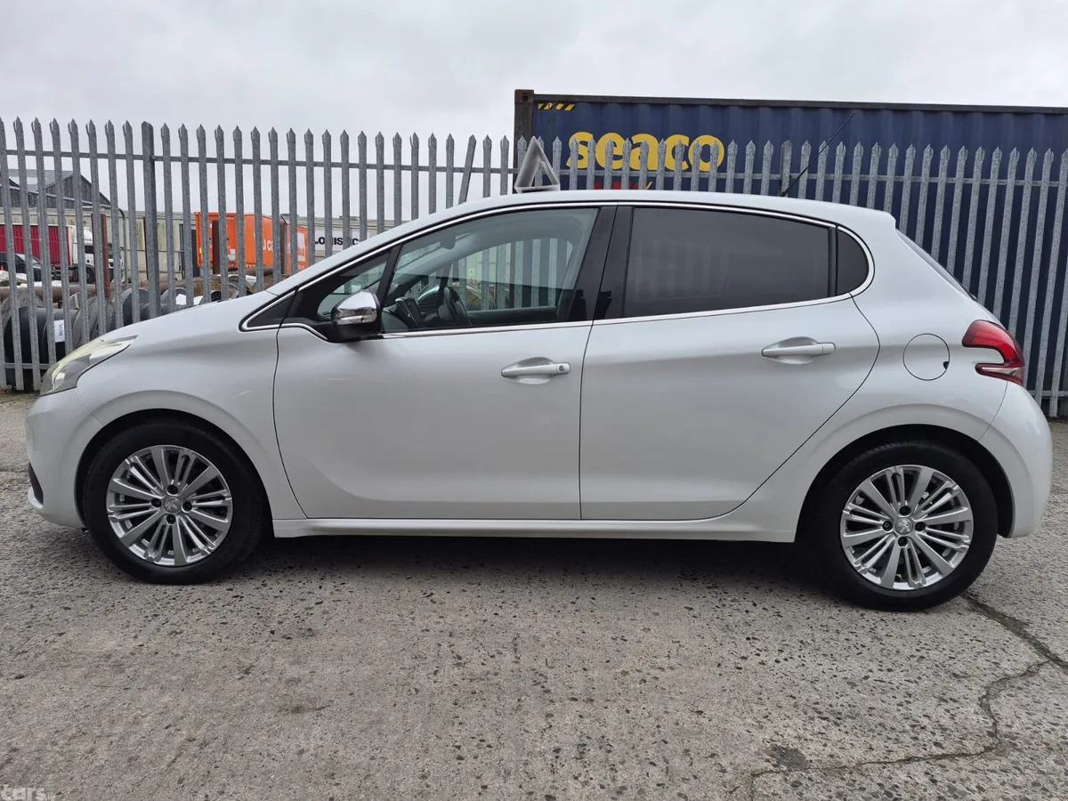 Peugeot 208 Hatchback, Petrol, 2016, White