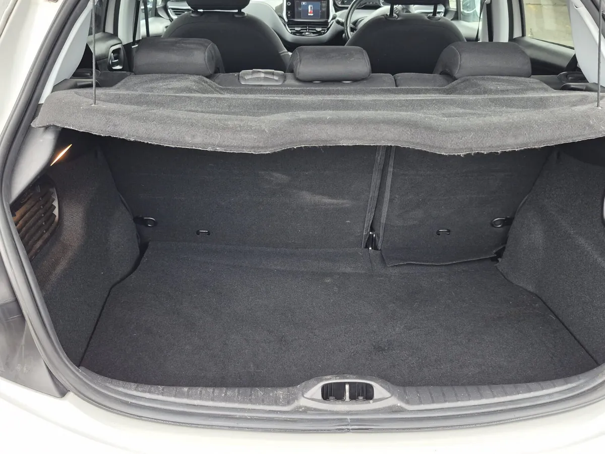 Peugeot 208 Hatchback, Petrol, 2016, White