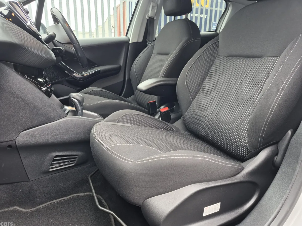 Peugeot 208 Hatchback, Petrol, 2016, White