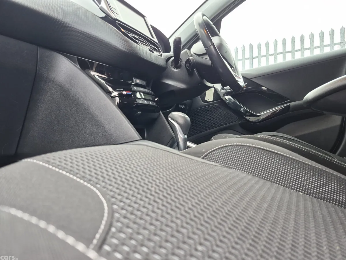 Peugeot 208 Hatchback, Petrol, 2016, White