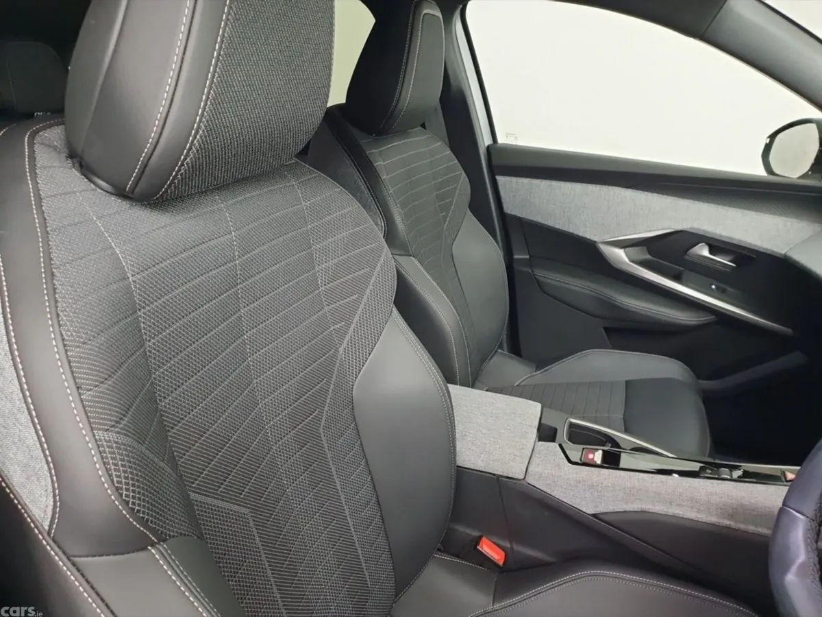 Peugeot 3008 MPV, Petrol, 2025, Grey