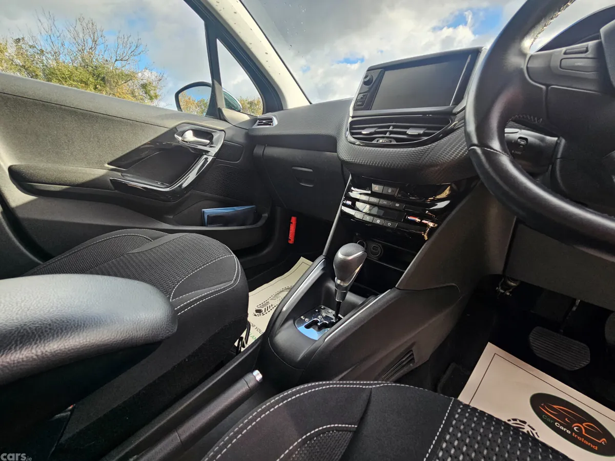 Peugeot 208 Hatchback, Petrol, 2016, Blue
