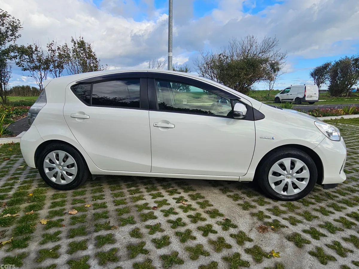 Toyota Aqua Hatchback, Petrol Hybrid, 2014, White