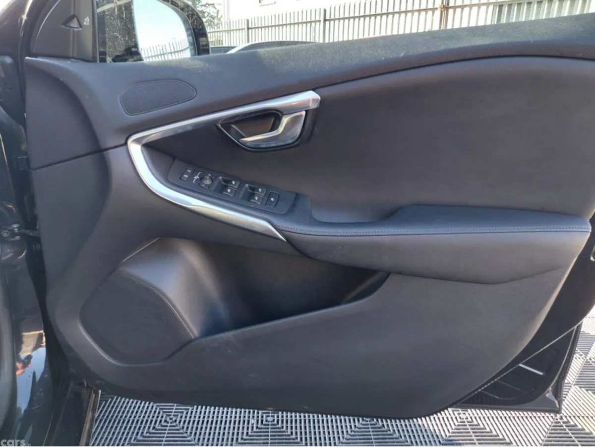Volvo V40 Hatchback, Petrol, 2015, Black