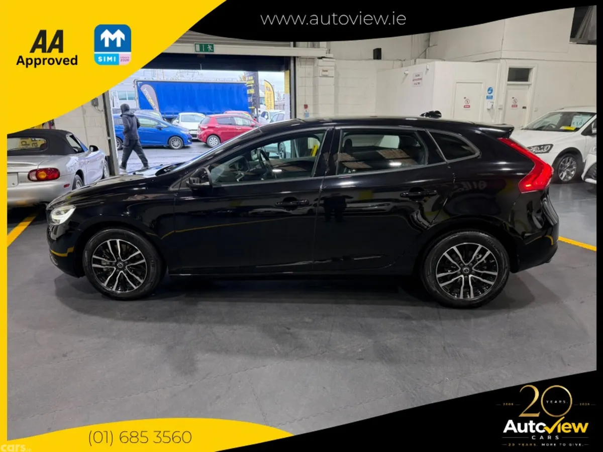 Volvo V40 Hatchback, Petrol, 2019, Black