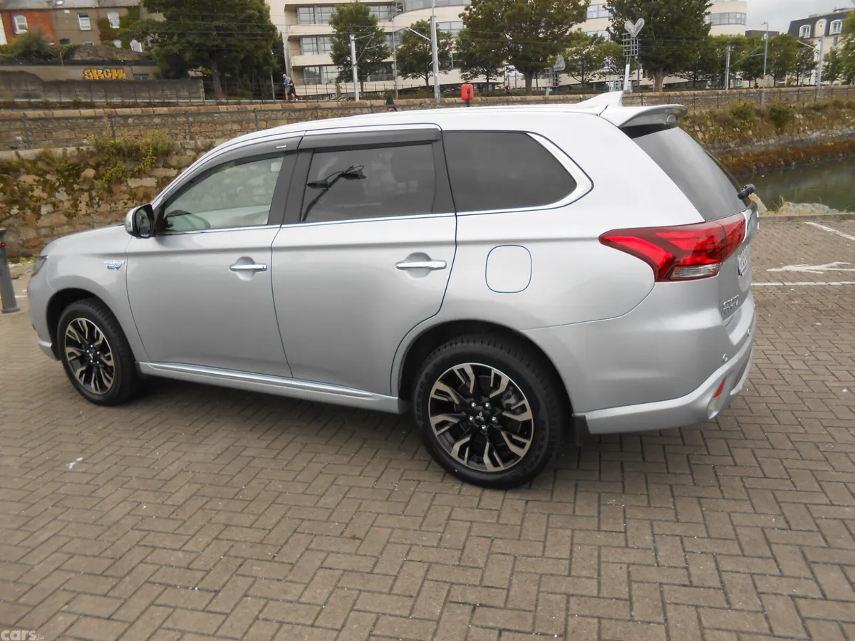 Mitsubishi Outlander SUV, Petrol Plug-in Hybrid, 2017, Silver