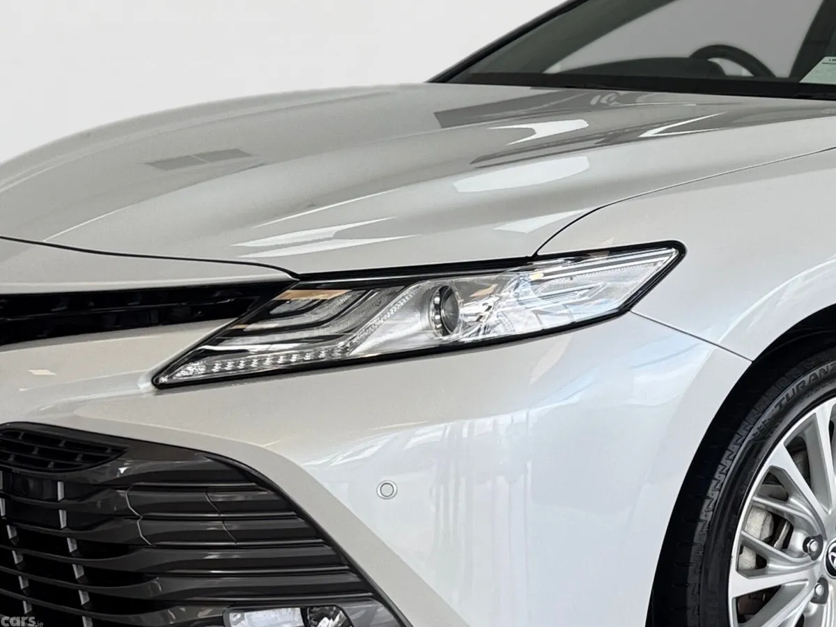 Toyota Camry Saloon, Petrol Hybrid, 2020, White