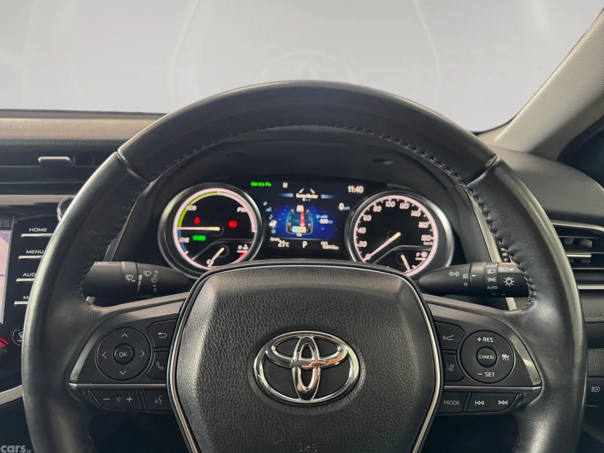 Toyota Camry Saloon, Petrol Hybrid, 2020, White