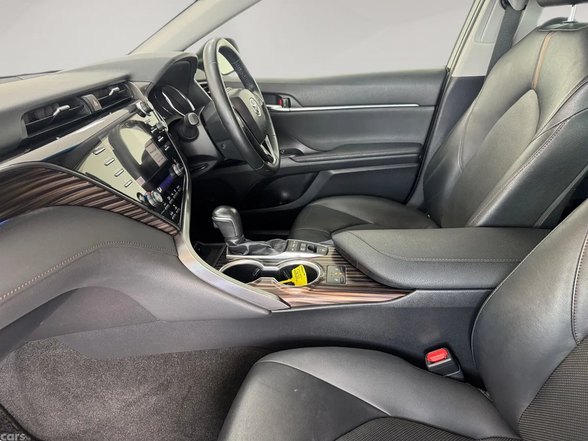 Toyota Camry Saloon, Petrol Hybrid, 2020, White