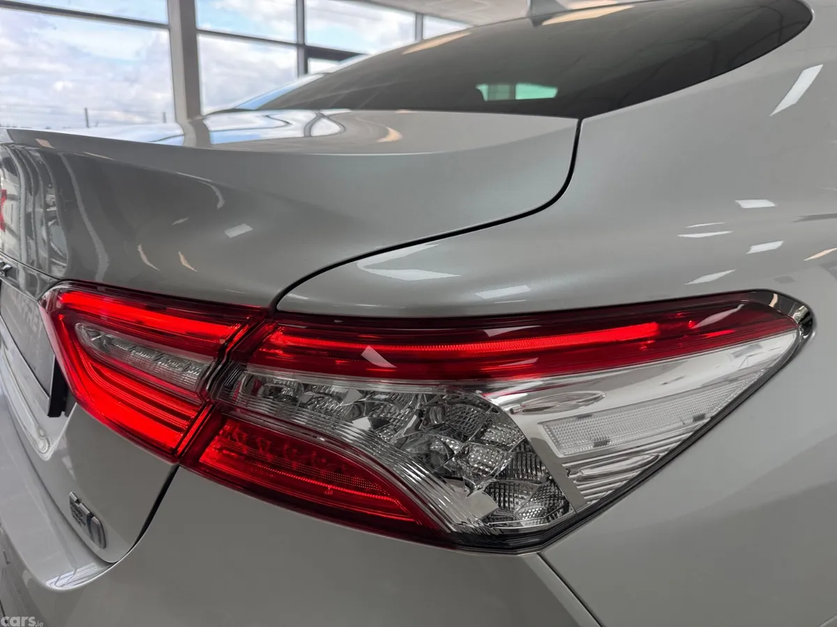 Toyota Camry Saloon, Petrol Hybrid, 2020, White