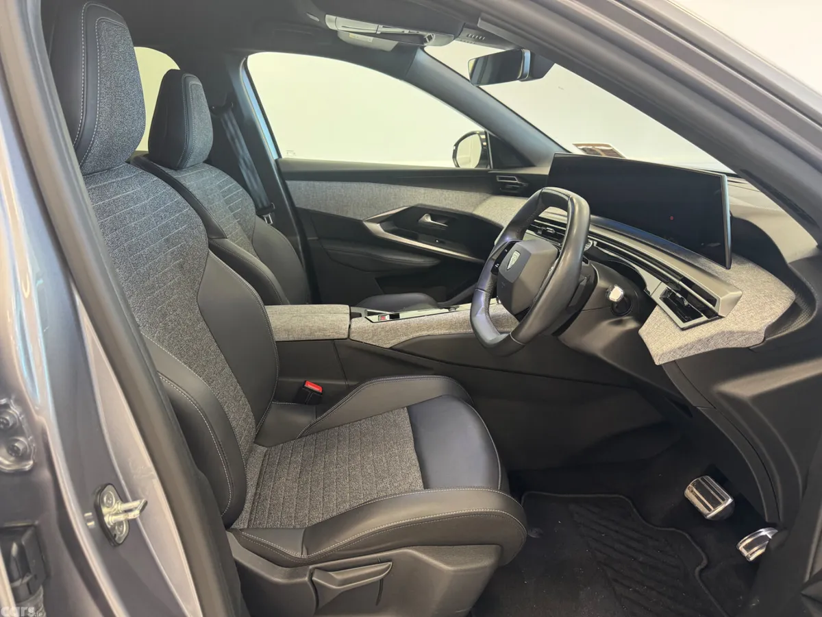 Peugeot 3008 MPV, Petrol, 2025, Grey