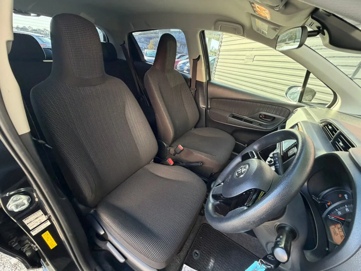 Toyota Yaris Hatchback, Petrol, 2017, Black