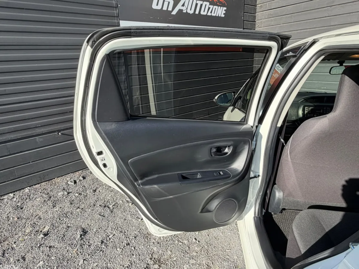 Toyota Yaris Hatchback, Petrol, 2017, White