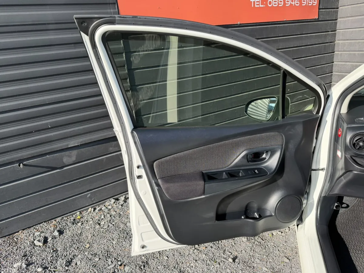 Toyota Yaris Hatchback, Petrol, 2017, White