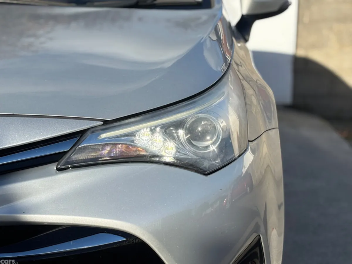 Toyota Avensis Saloon, Diesel, 2015, Silver