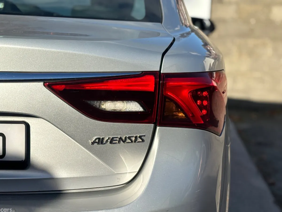Toyota Avensis Saloon, Diesel, 2015, Silver