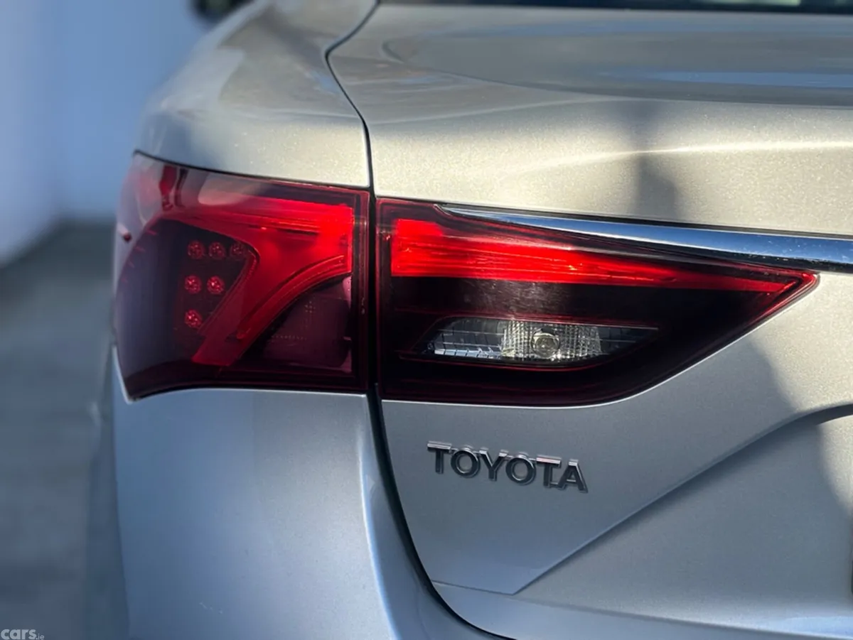 Toyota Avensis Saloon, Diesel, 2015, Silver