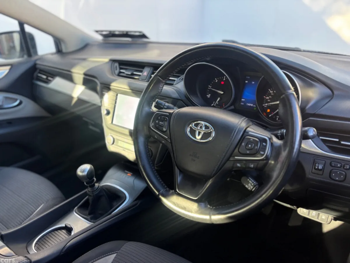 Toyota Avensis Saloon, Diesel, 2015, Silver