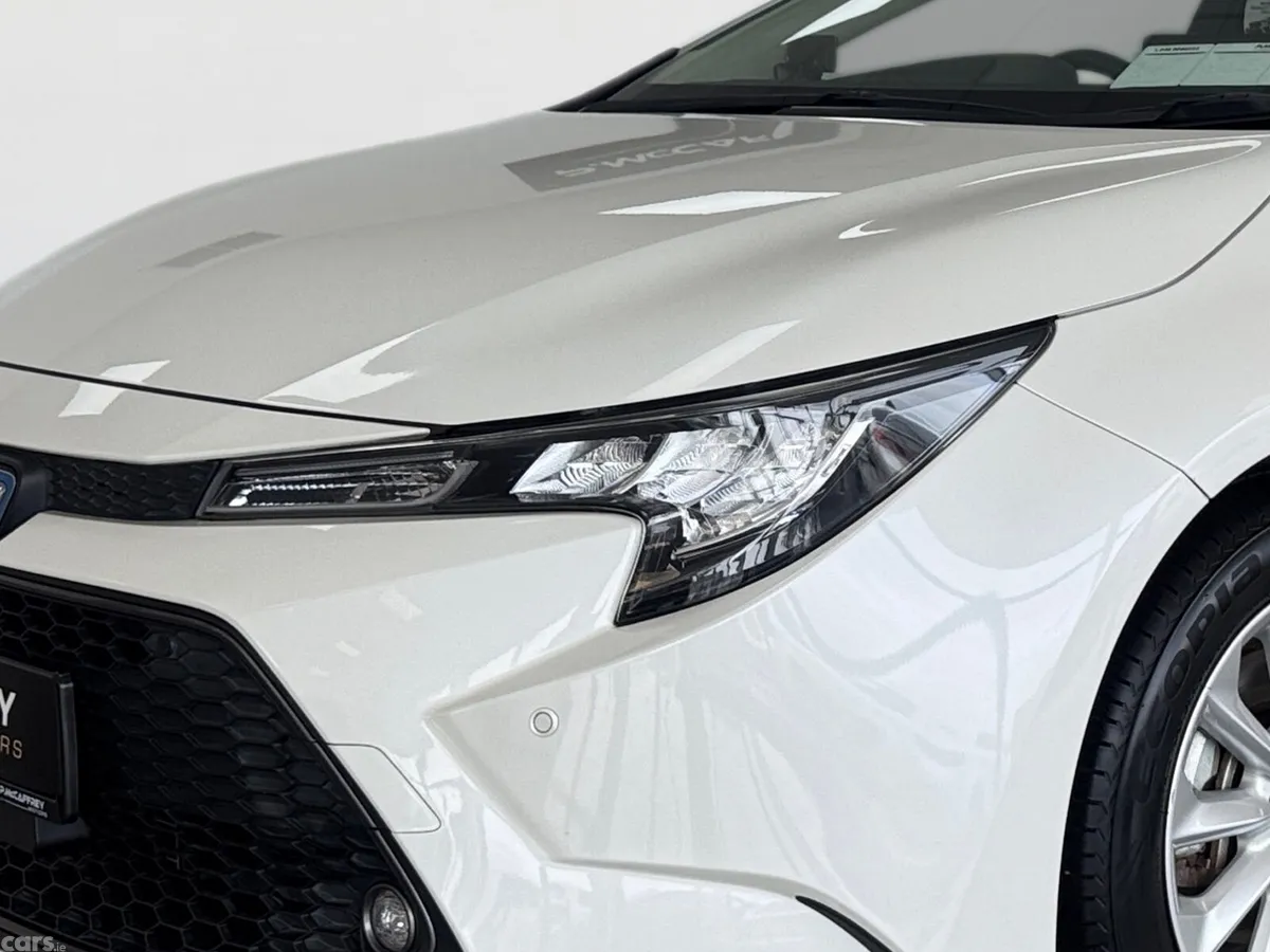 Toyota Corolla Saloon, Petrol Hybrid, 2019, White