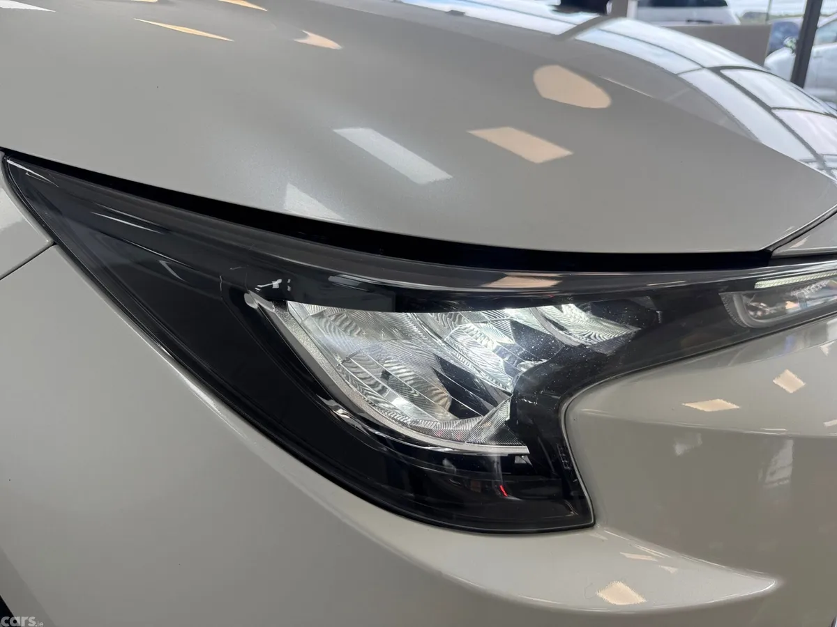 Toyota Corolla Saloon, Petrol Hybrid, 2019, White