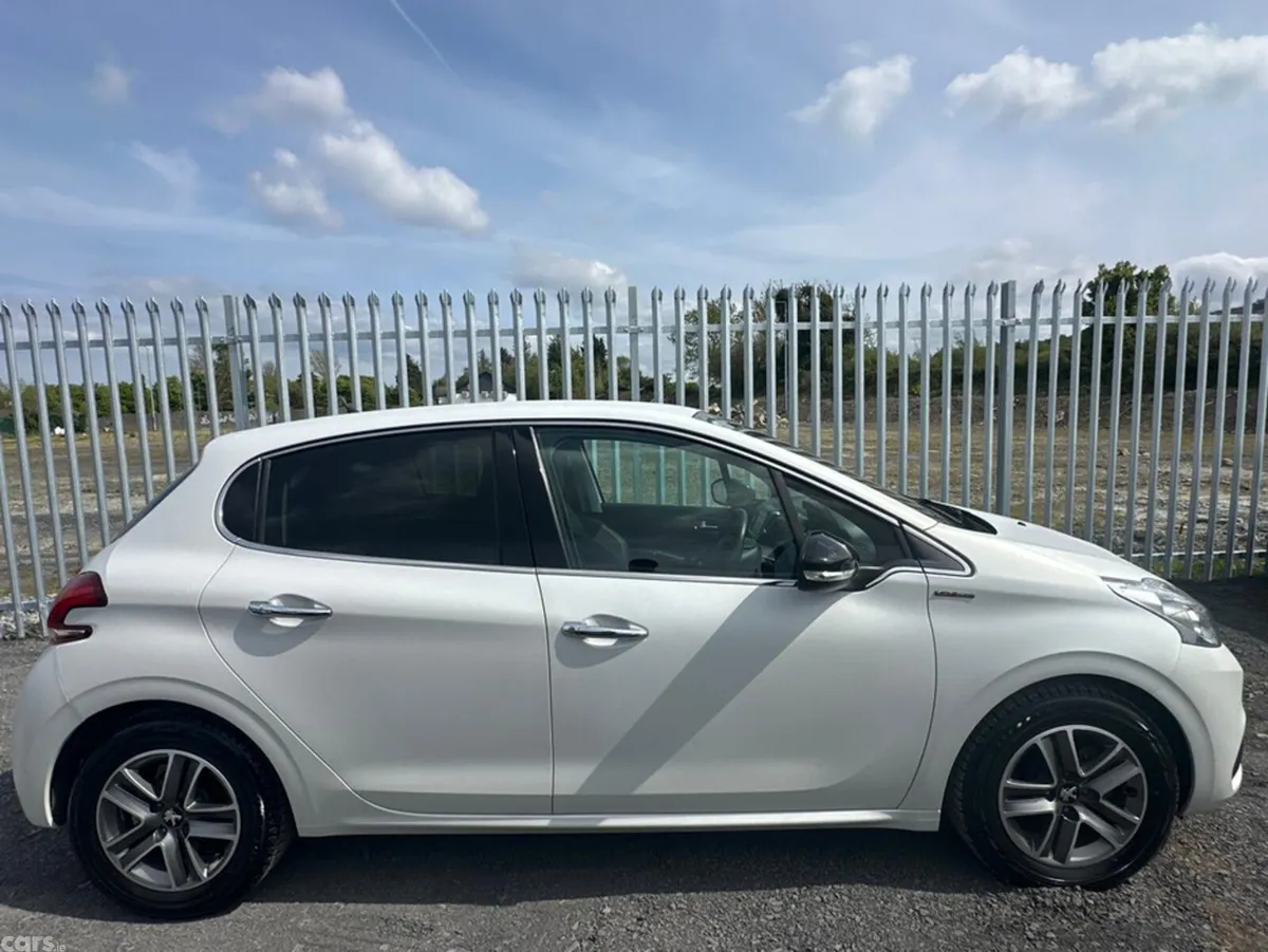 Peugeot 208 Hatchback, Petrol, 2017, White