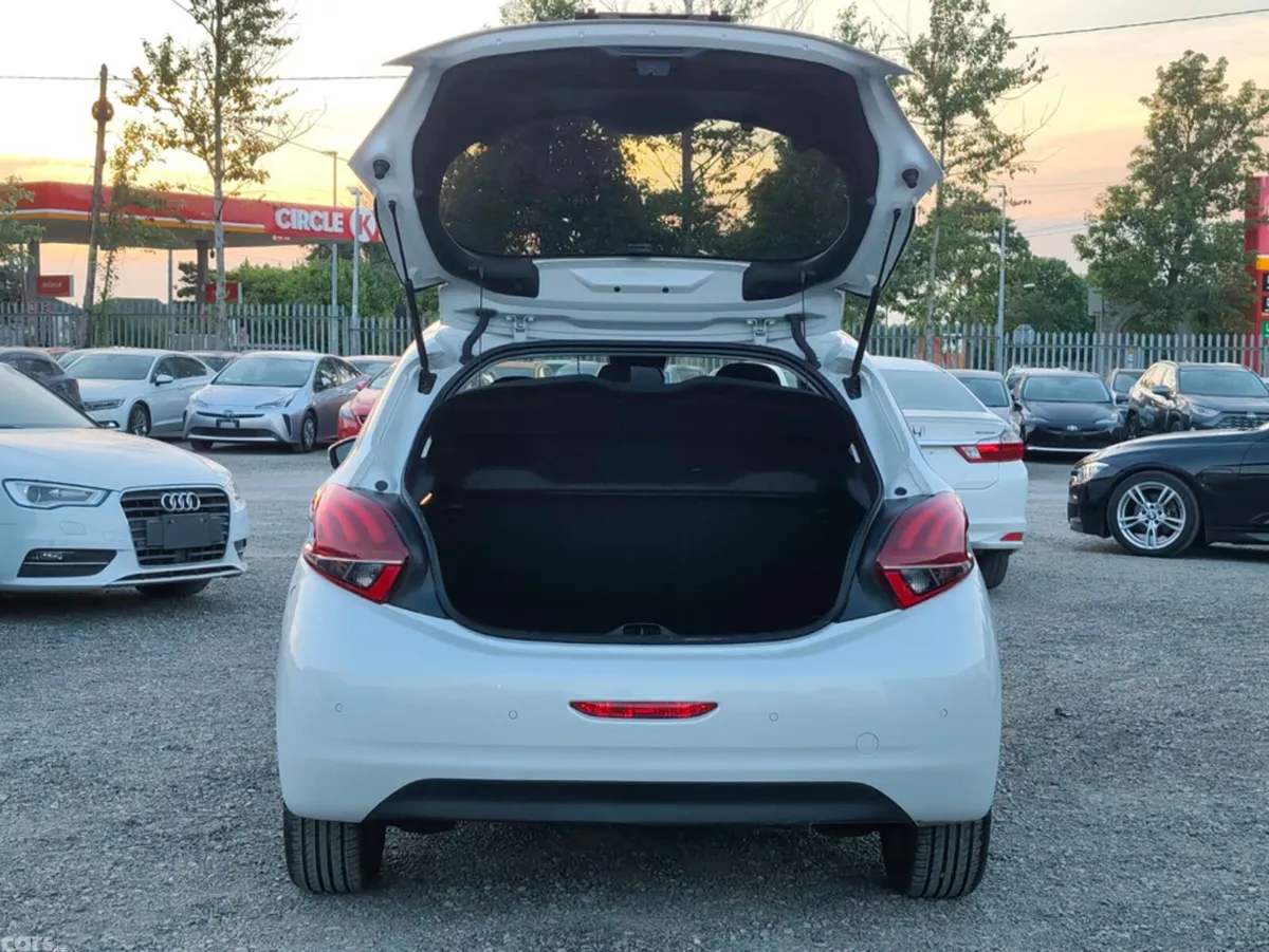 Peugeot 208 Hatchback, Petrol, 2017, White