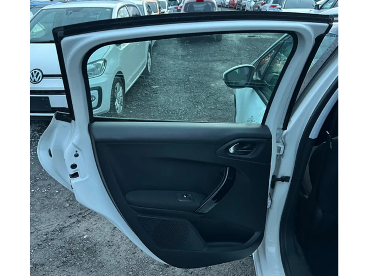 Peugeot 208 Hatchback, Petrol, 2016, White