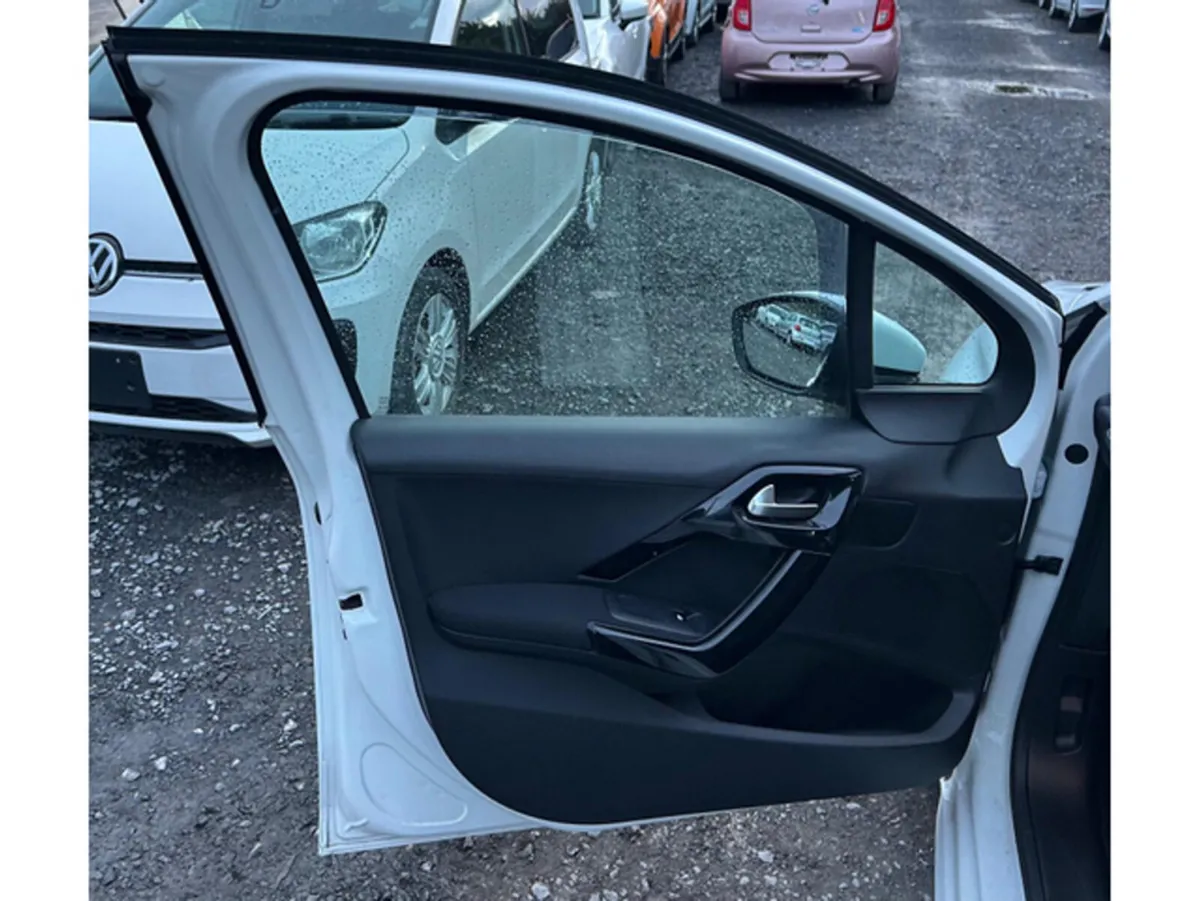 Peugeot 208 Hatchback, Petrol, 2016, White