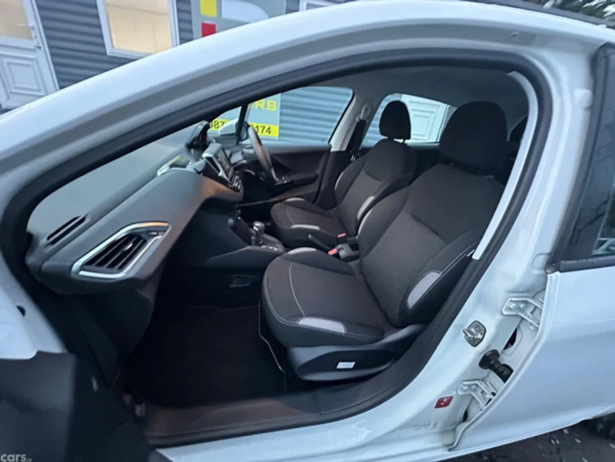 Peugeot 208 Hatchback, Petrol, 2016, White