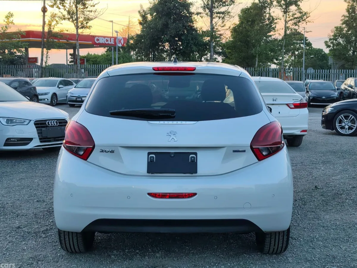 Peugeot 208 Hatchback, Petrol, 2017, White