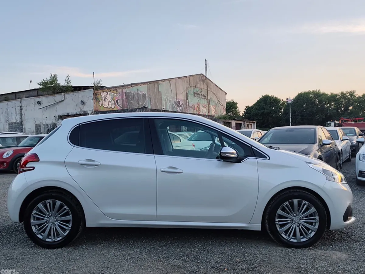 Peugeot 208 Hatchback, Petrol, 2017, White