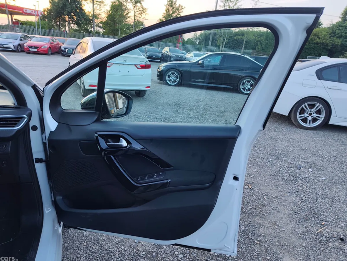 Peugeot 208 Hatchback, Petrol, 2017, White