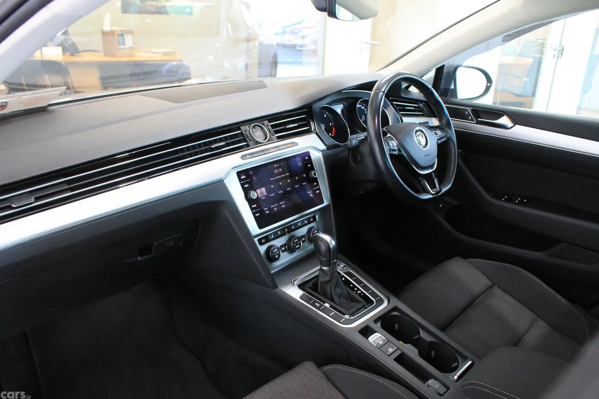 Volkswagen Passat Saloon, Diesel, 2019, Grey