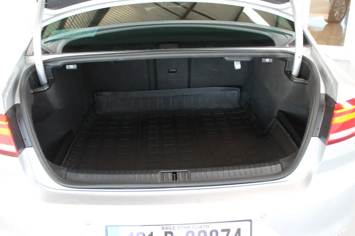 Volkswagen Passat Saloon, Diesel, 2019, Grey