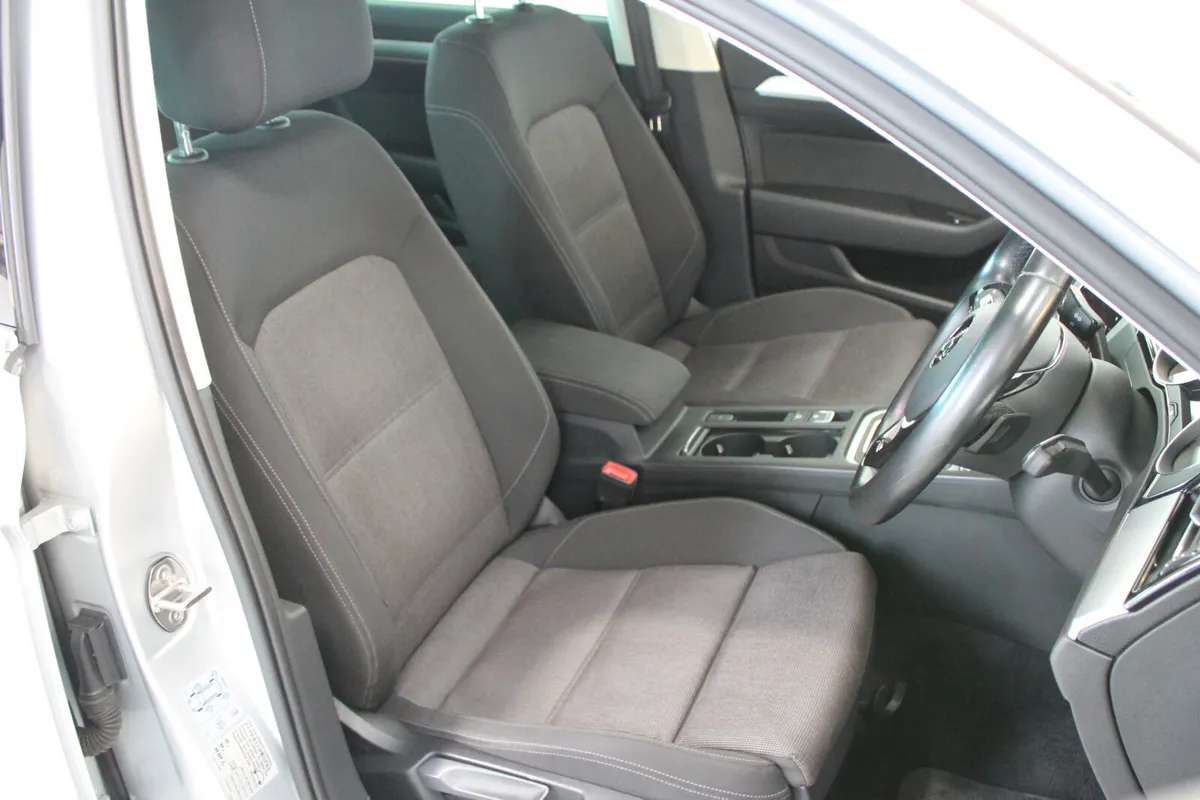 Volkswagen Passat Saloon, Diesel, 2019, Grey