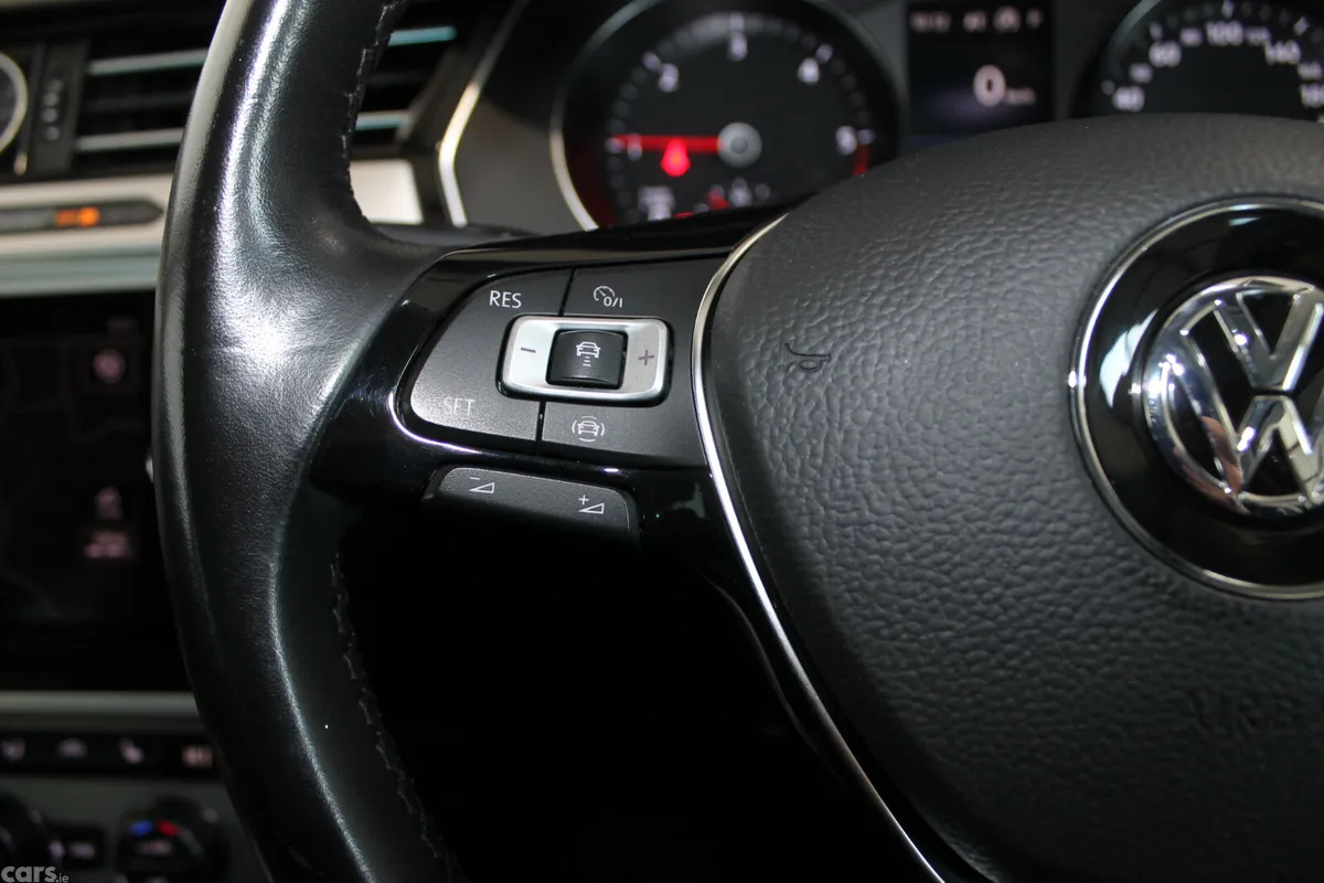 Volkswagen Passat Saloon, Diesel, 2019, Grey