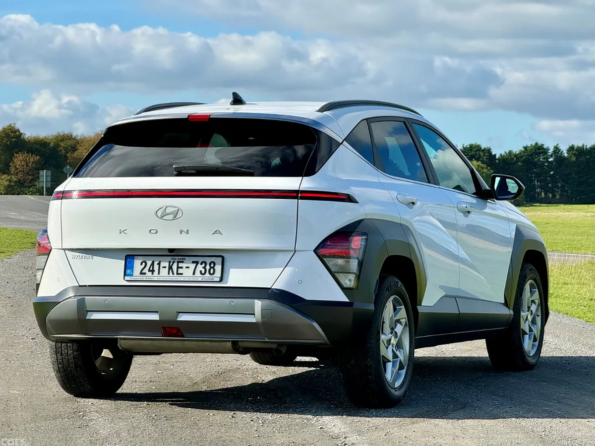 Hyundai KONA MPV, Petrol, 2024, White