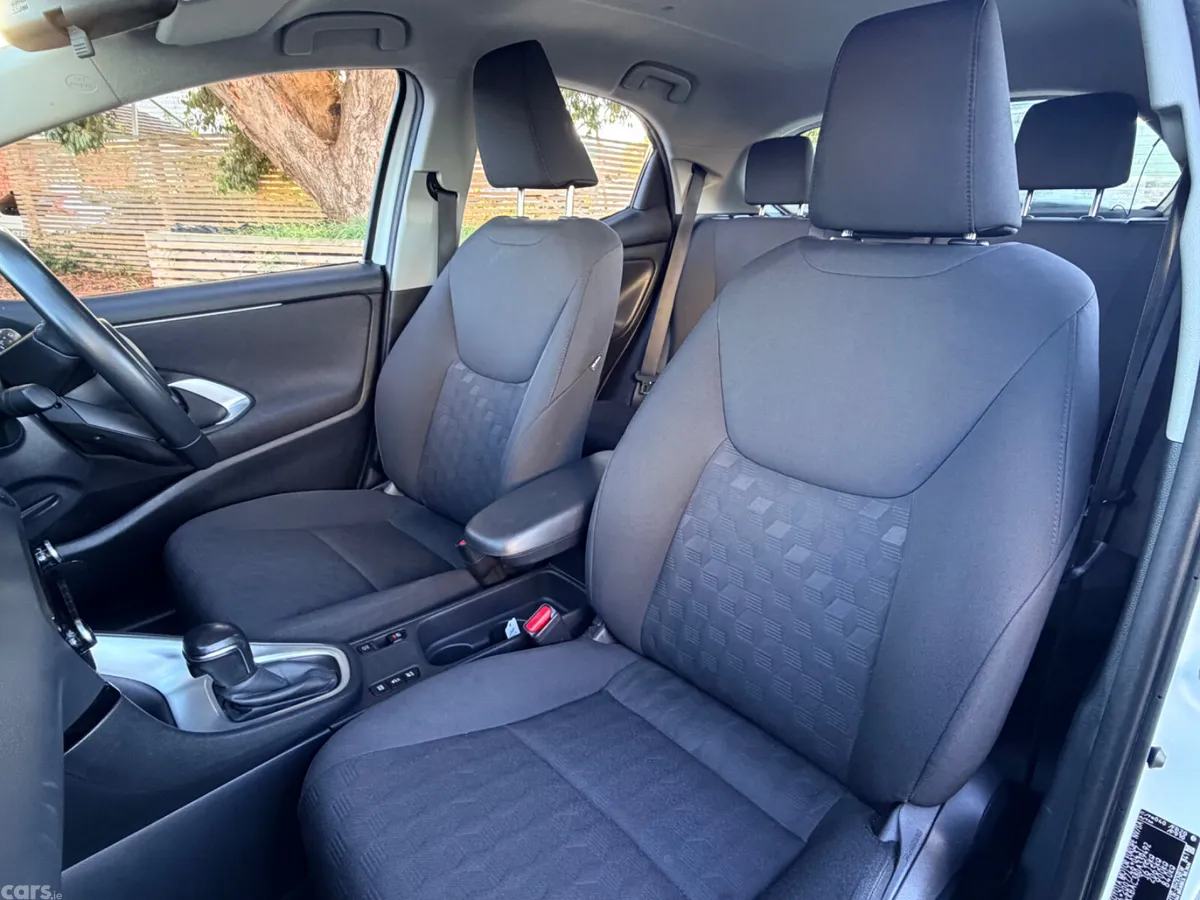 Toyota Yaris Hatchback, Petrol Hybrid, 2024, White