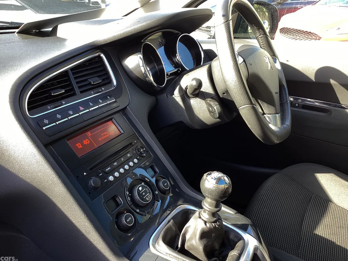 Peugeot 5008 MPV, Diesel, 2014, White