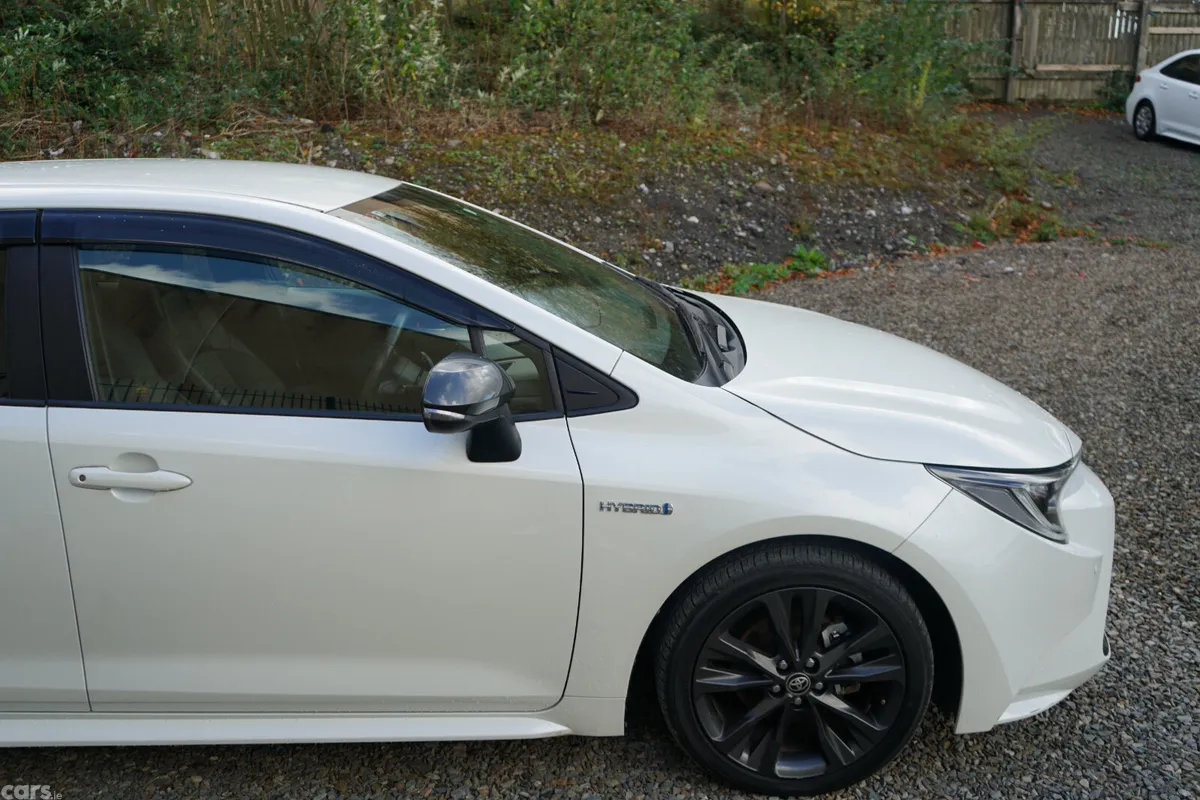 Toyota Corolla Estate, Petrol Hybrid, 2020, White