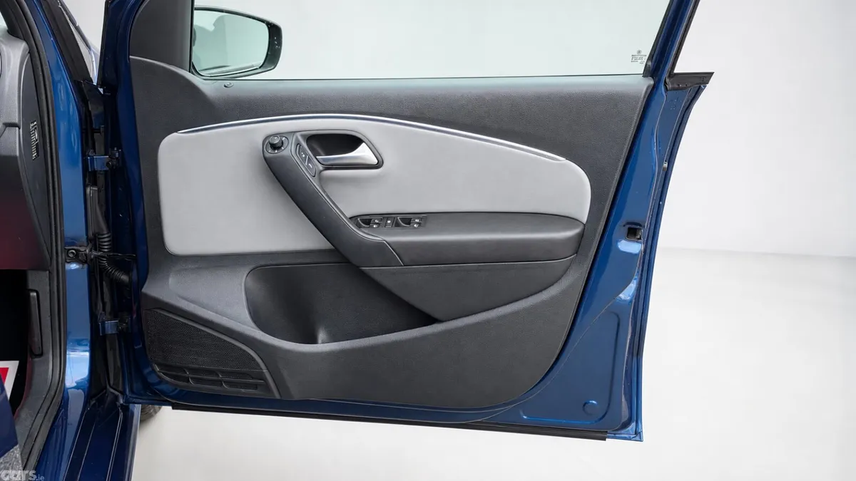 Volkswagen Polo Hatchback, Petrol, 2015, Blue
