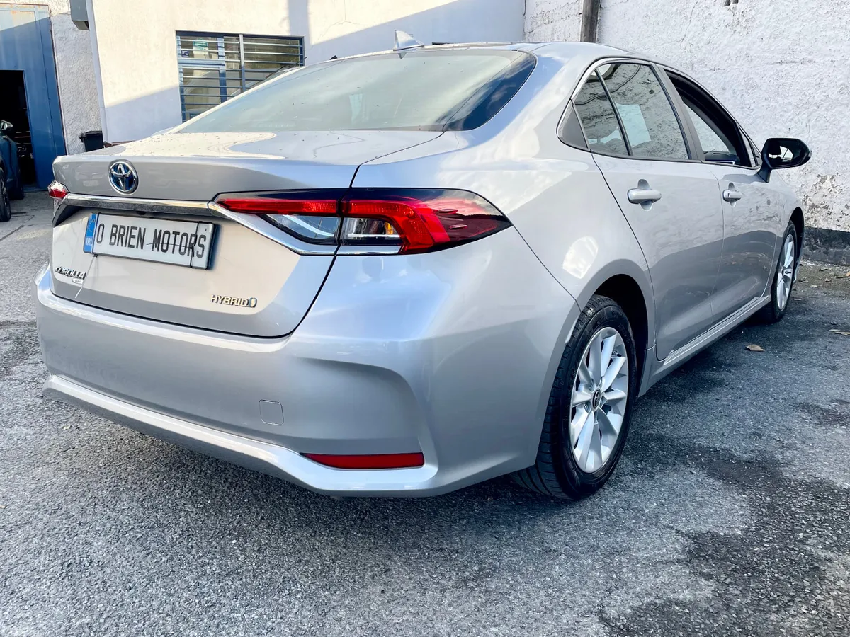 Toyota Corolla Saloon, Petrol Hybrid, 2022, Silver