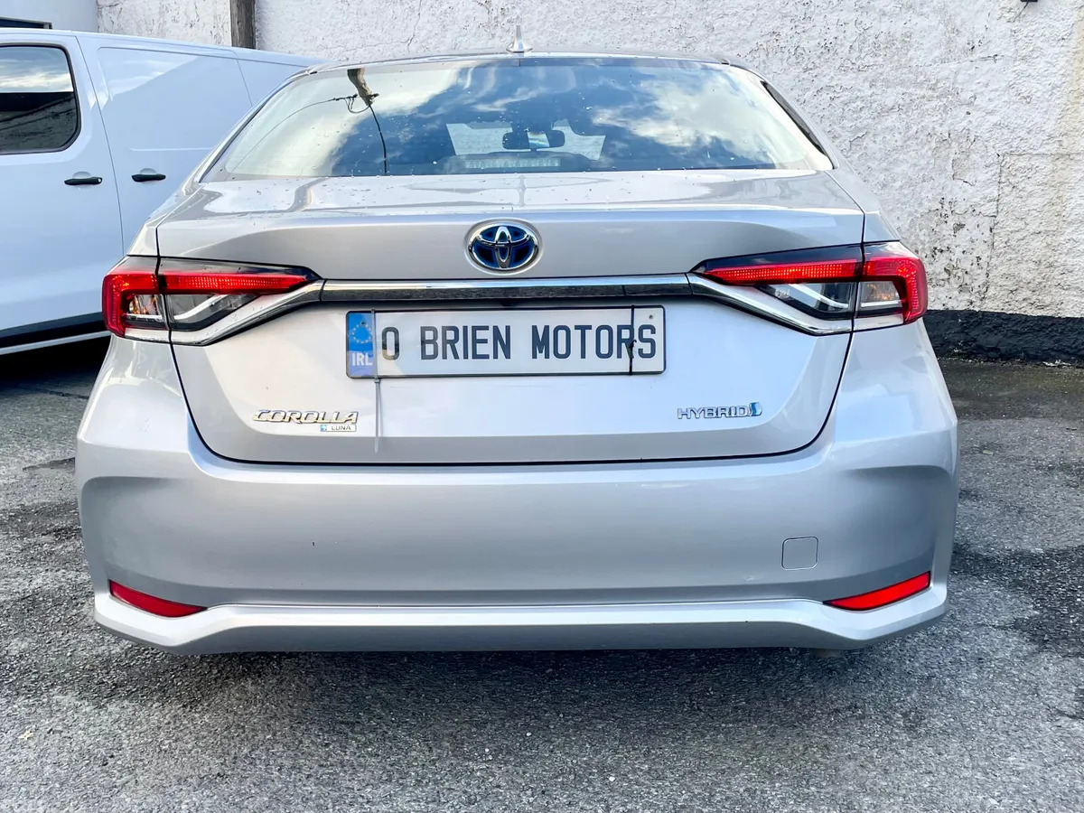 Toyota Corolla Saloon, Petrol Hybrid, 2022, Silver