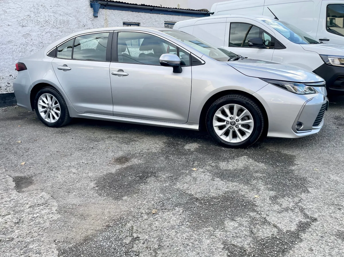 Toyota Corolla Saloon, Petrol Hybrid, 2022, Silver
