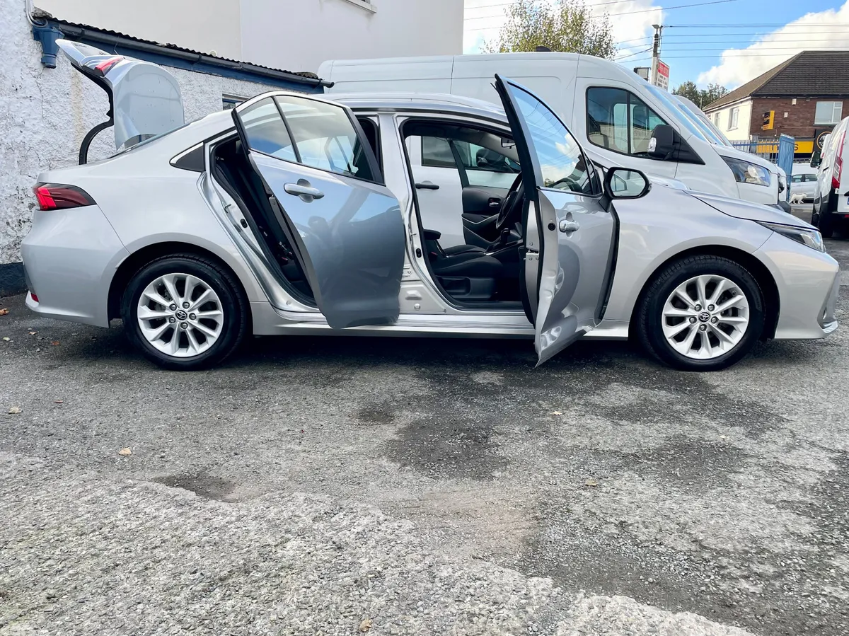 Toyota Corolla Saloon, Petrol Hybrid, 2022, Silver