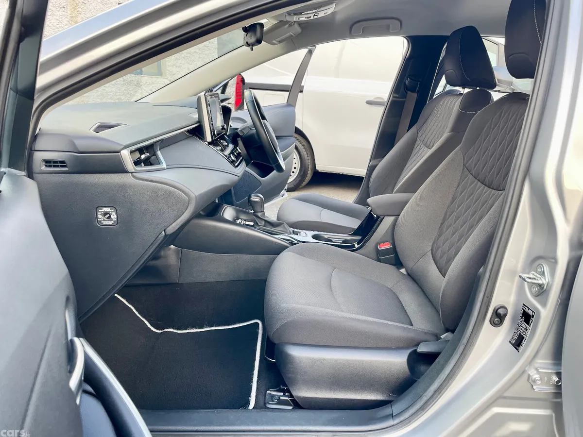 Toyota Corolla Saloon, Petrol Hybrid, 2022, Silver